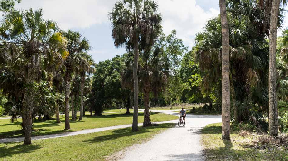 Passeio de bicicleta no Riverbend Park