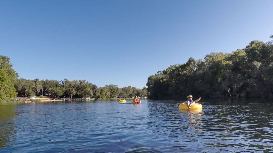 Flutuando pelo Rainbow River de boia