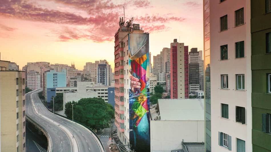 Um dos murais do Kobra em SP: A Mão de Deus