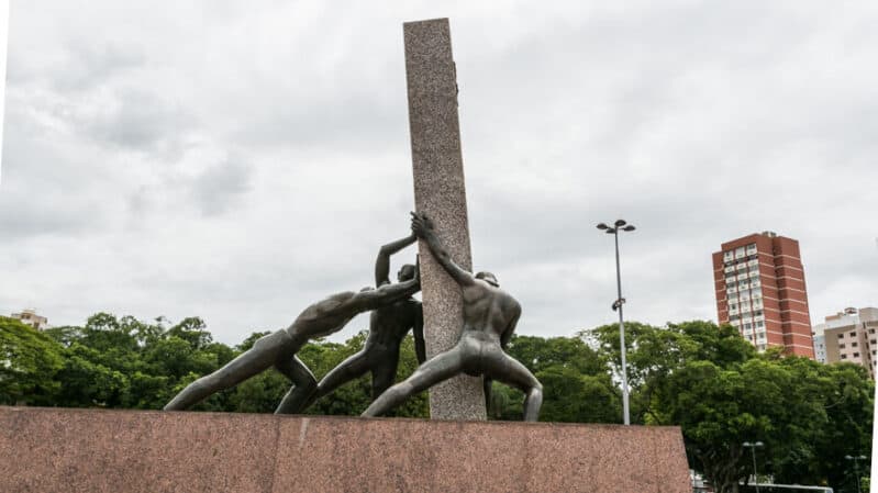 Monumento às Três Raças na Praça Cívica