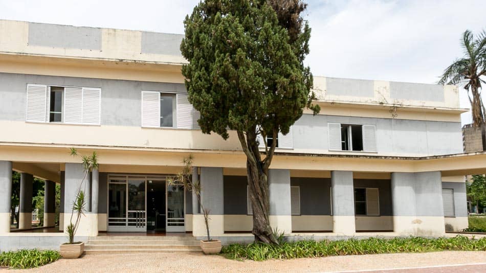 Centro Cultural Marieta Telles Machado, na Praça Cívica