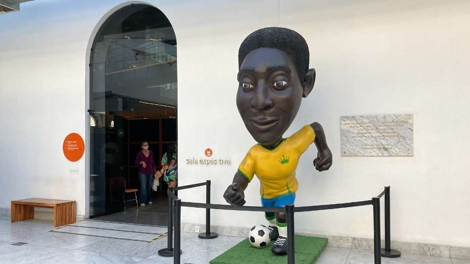 Boneco do Rei na entrada do Museu Pelé