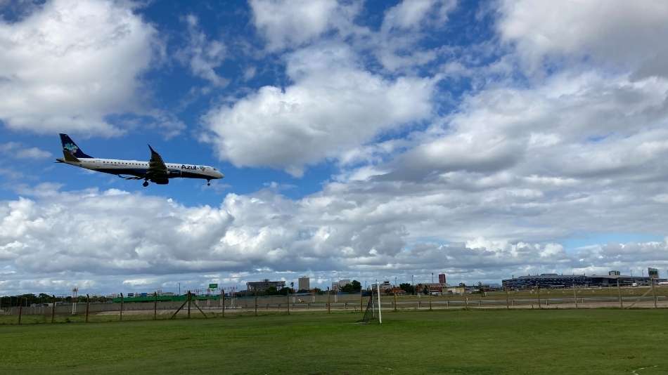 Avião pousando no aeroporto de Porto Alegre