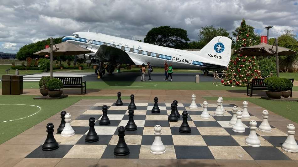 Boulevard Laçador: xadrez e réplica de avião