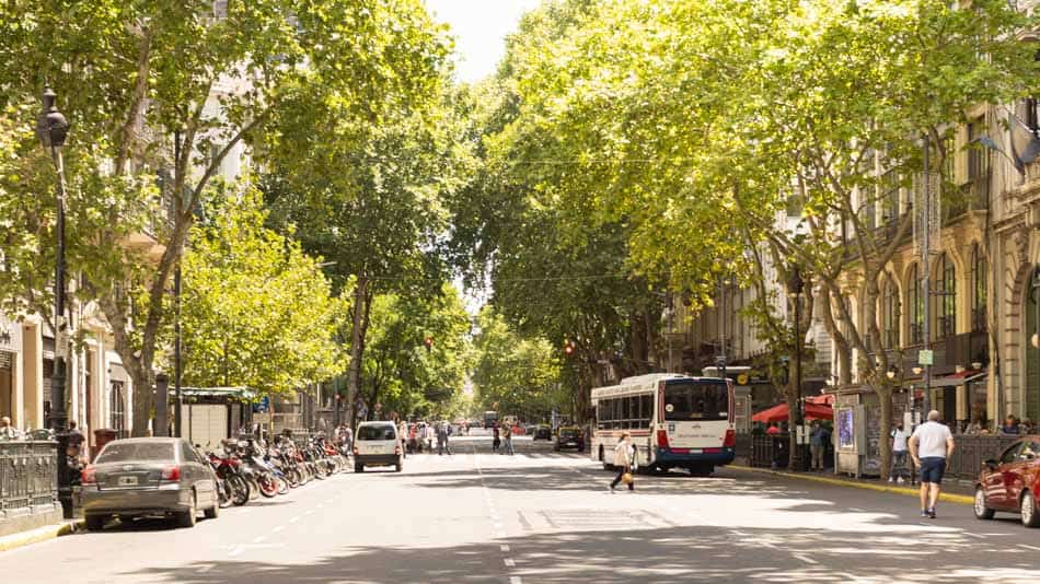 Avenida de Mayo no centro de Buenos Aires