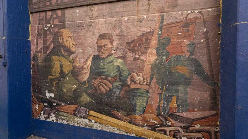 Murais pintados no exterior do estádio La Bombonera, em La Boca