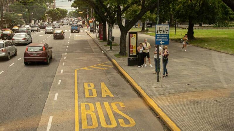 Parada do ônibus turístico em Buenos Aires