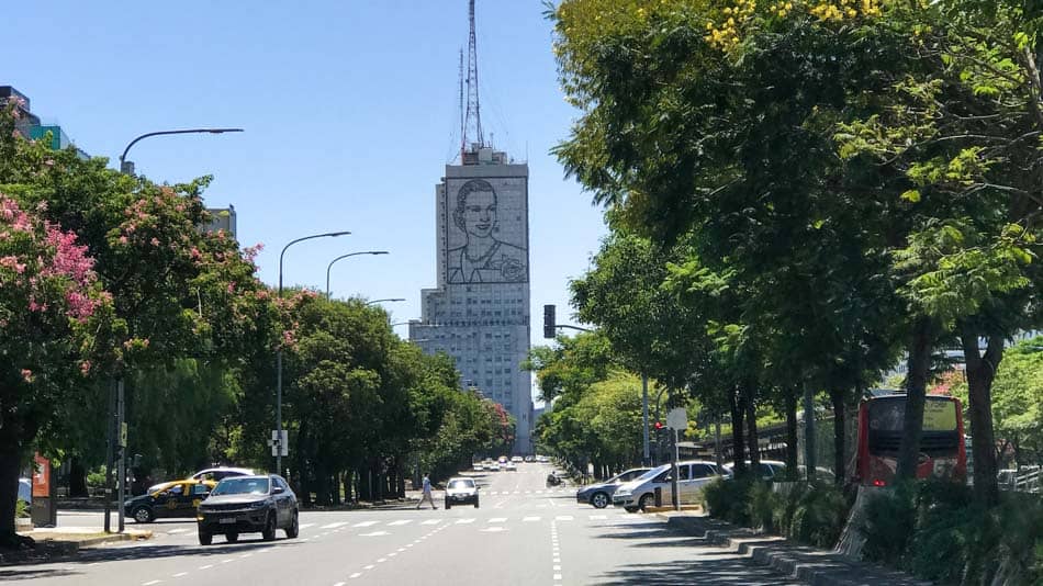 Retrato de Evita na Avenida 9 de Julho, no centro de Buenos Aires