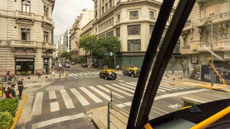 Vista panorâmica do ônibus turístico em Buenos Aires