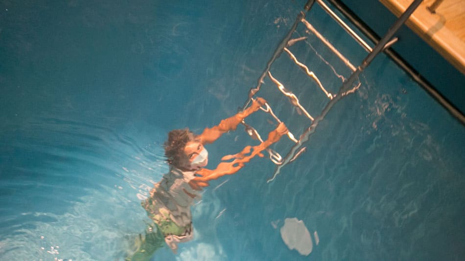 Sofia dentro da piscina de Leantro Erlich no CCBB