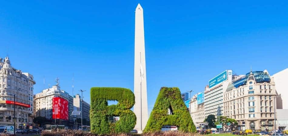 Obeisc e escultura BA Verde no centro de Buenos Aires