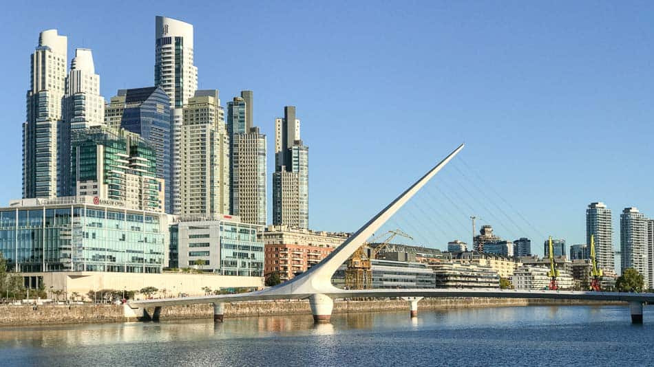 Puente de la mujer em Puerto Madero perto do centro de Buenos Aires