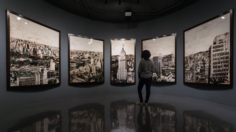 Obra de Vik Muniz em exposição no Farol Santander em SP