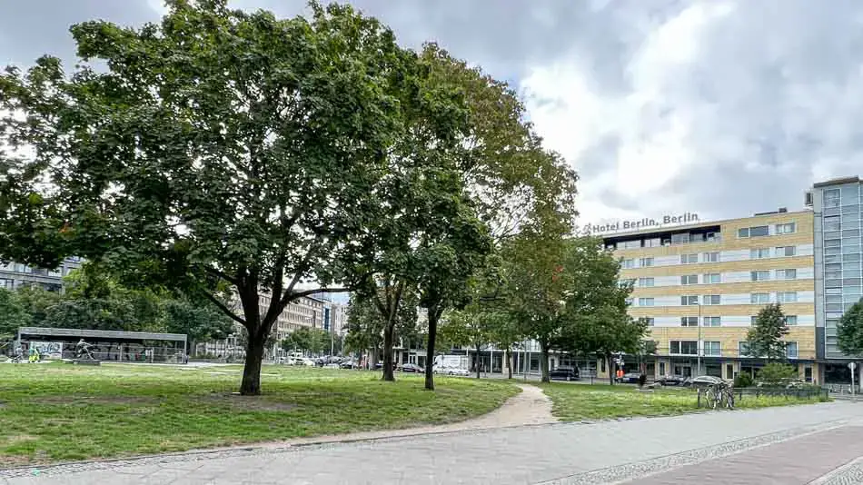 Praça em frente ao Hotel Berlin, Berlin