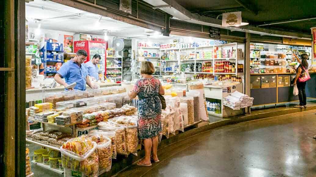 Empórios e lojas no Mercado Municipal de Pinheiros em SP