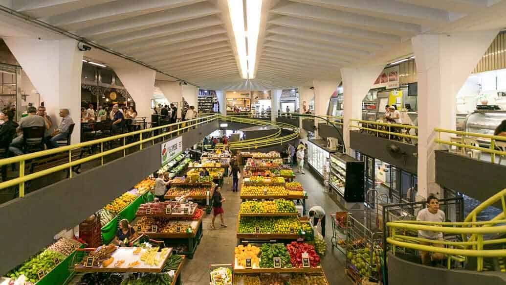 Interior do Mercado de Pinheiros em SP