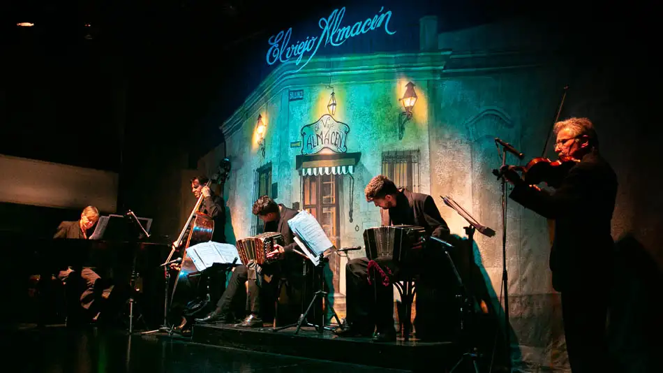 Quinteto tocando ao vivo no El Viejo Almacen, um ótimo show de tango em Buenos Aires
