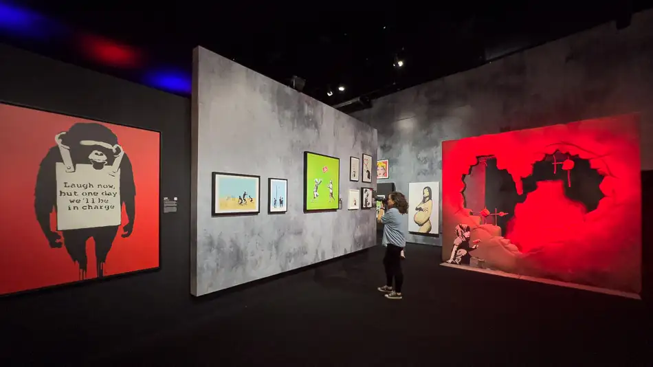 Uma das salas da exposição de Banksy em SP