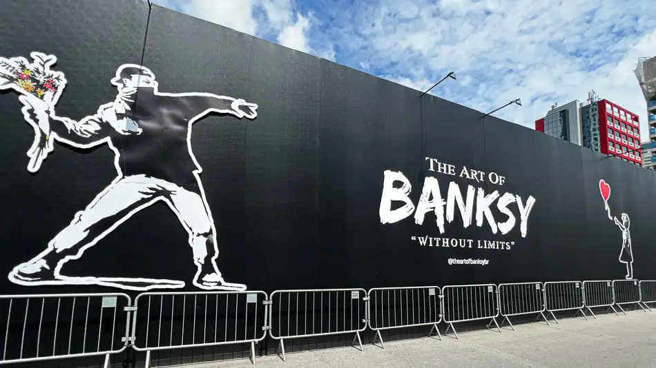 Entrada da exposição de Banksy em SP