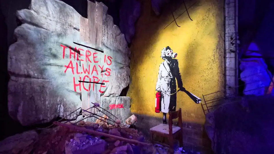 Sala especial dos novos trabalhos de Banksy na Ucrânia.