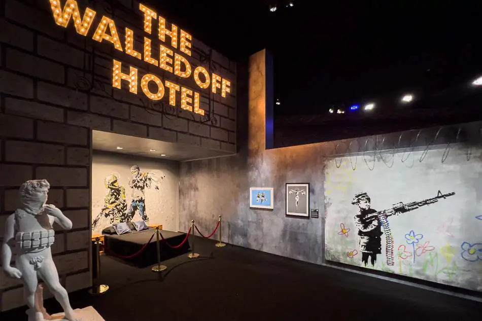 The Walled Off Hotel representado na exposição de Banksy em SP