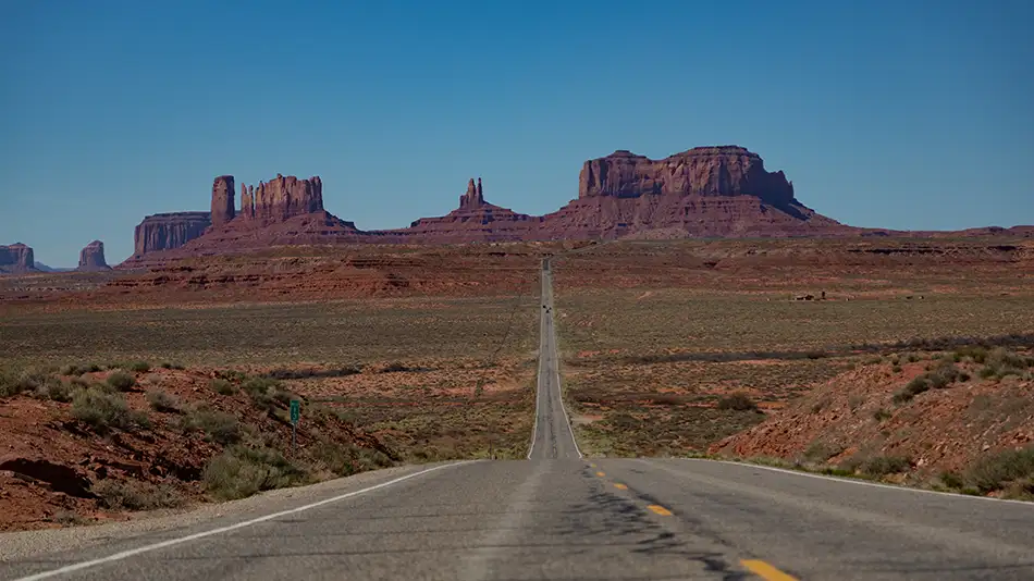 Estrada para o Monument Valley, na fronteira entre Arizona e Utah