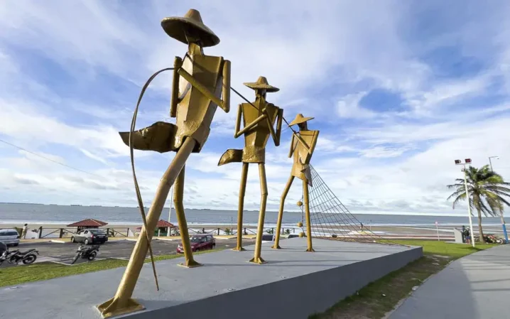 Escultura na Praça do Pescador, na Av. Litorânea