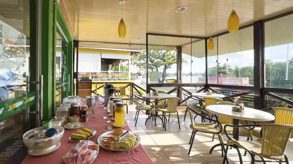 Café da manhã na pousada Atairu, em Barreirinhas