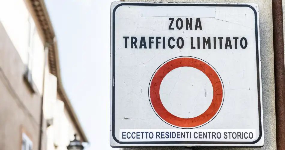 Placa de sinalização da ZTL (Zona Traffico Limitato)