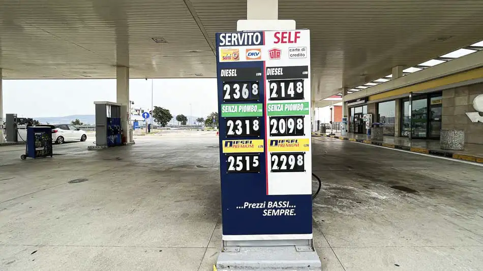 Preços do combustível em posto de gasolina