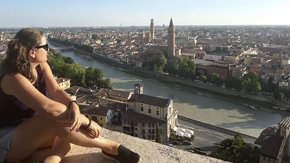 Eu durante uma viagem a Verona, vendo a cidade do alto