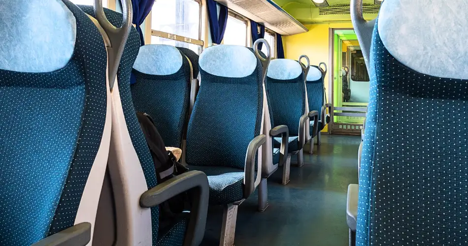 Interior de um trem regional na Itália