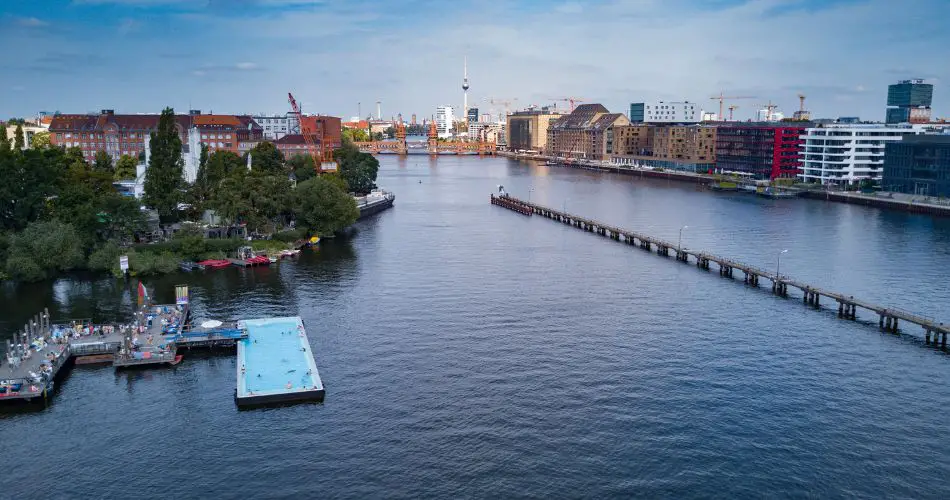 Badeschiff, a piscina no rio Spree em Berlim