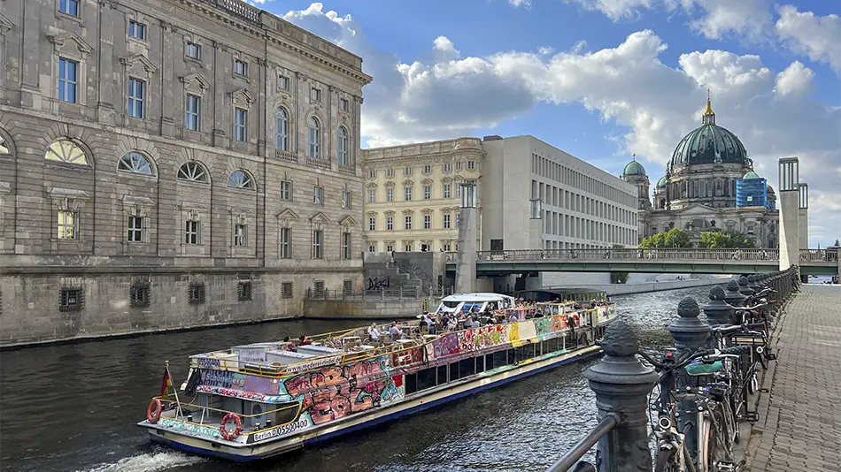 Passeio de barco pelo rio Spree em Berlim