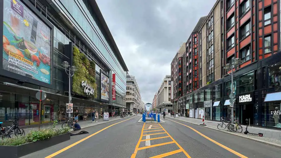 Friedrichstrase: rua de compras em Berlim