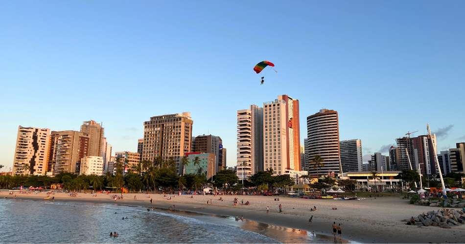 O que fazer em Fortaleza: salto duplo de paraquedas