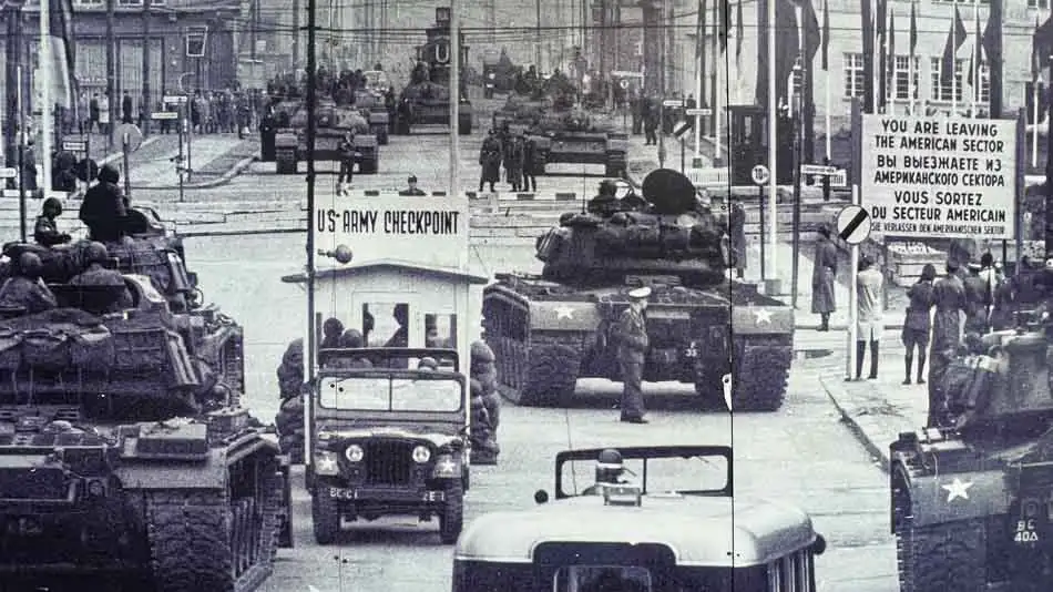 Foto antiga do Checkpoint Charlie em Berlim