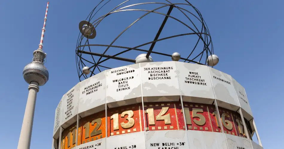 Relógio da Alexanderplatz em Berlim