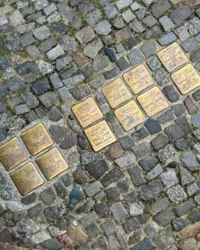 Stolpersteine: as pedras do tropeço em Berlim