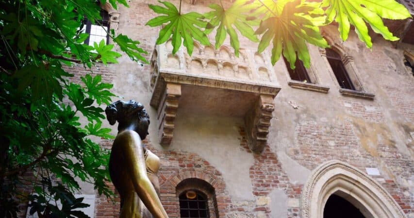 A estátua de Giulieta em Verona