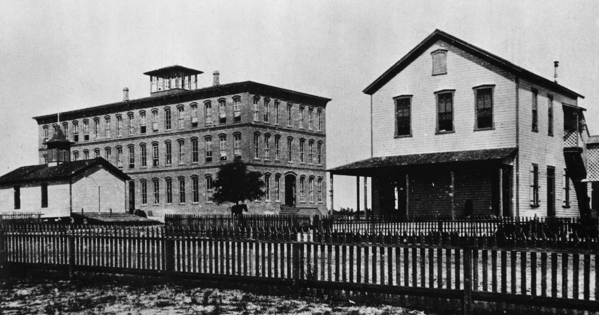 Foto histórica de uma fábrica de charutos em Ybor City, Tampa