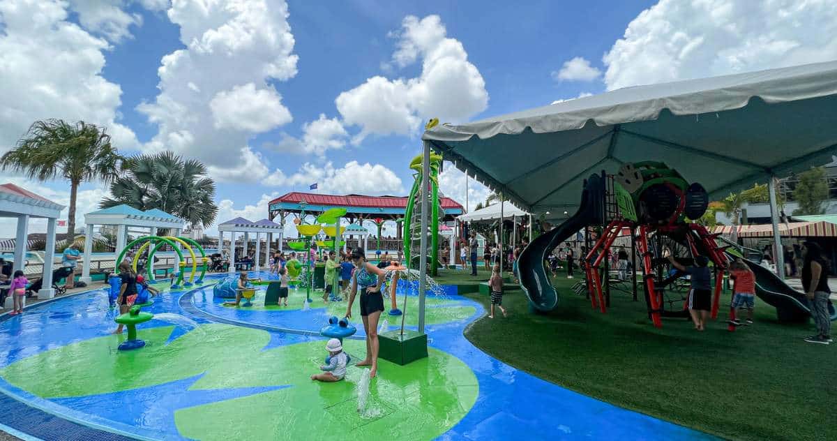 Playground na área externa do Aquário de Tampa, Flórida