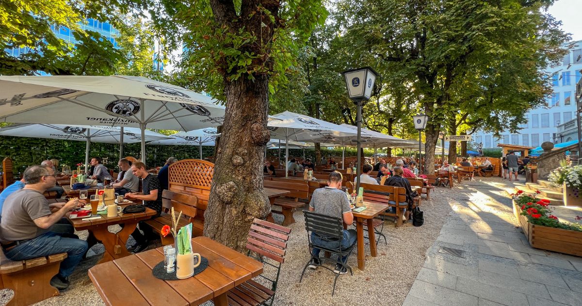 Biergarten do Löwenbräukeller, tradicional endereço da cervejaria Löwenbräu em Munique