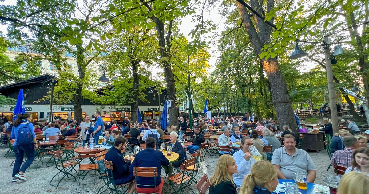 Mesas sob castanheiras no Augustiner-Keller, um dos biergartens mais tradicionais de Munique