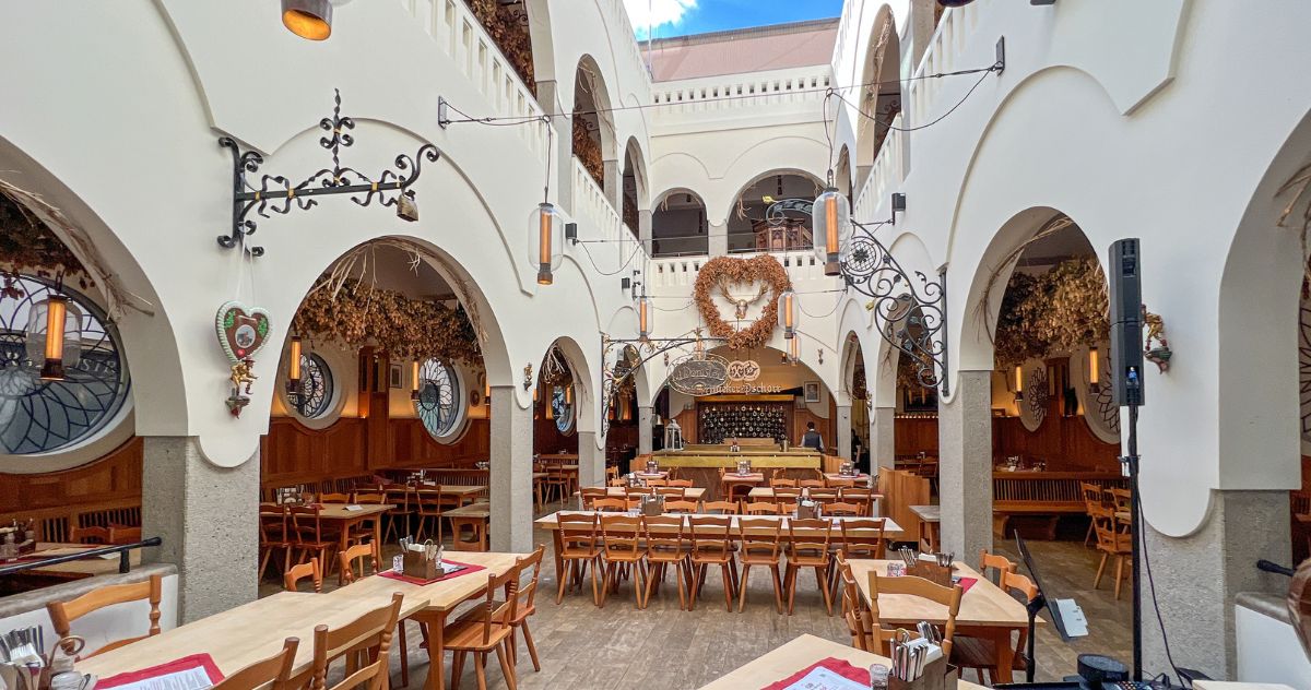 Interior do Altes Hackerhaus, restaurante histórico ligado à cervejaria Hacker-Pschorr em Munique