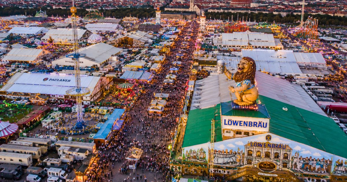 Leão mecânico da tenda Löwenbräu durante a Oktoberfest em Munique