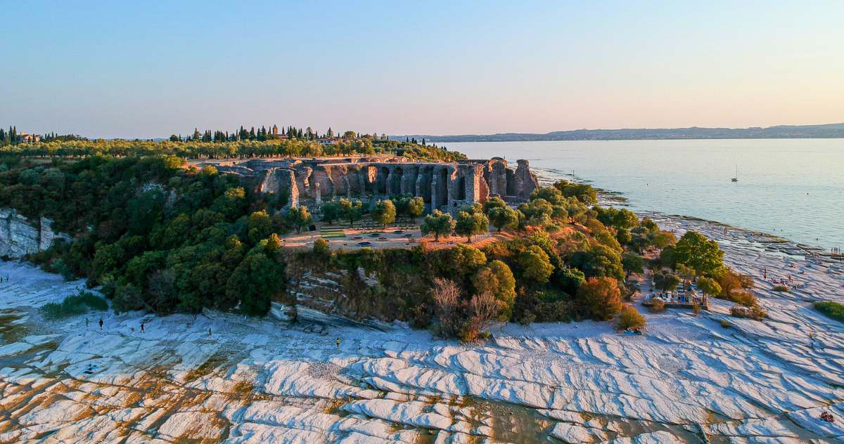 Vista aérea da península de Sirmione, no Lago de Garda