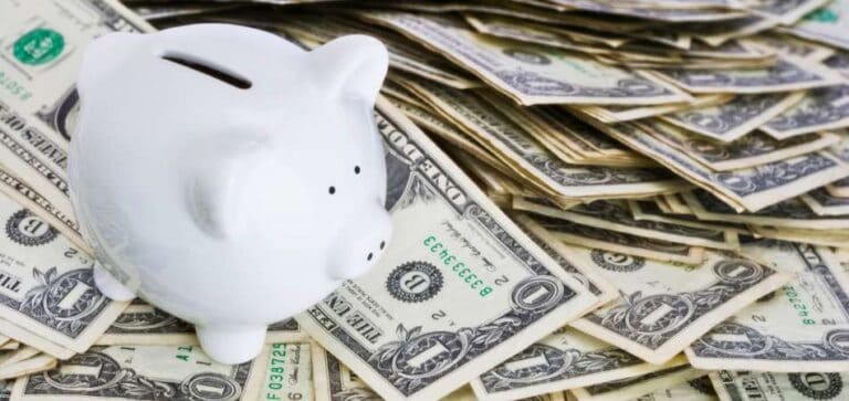 Viagem internacional: dicas de como economizar na compra de dólar em 2025