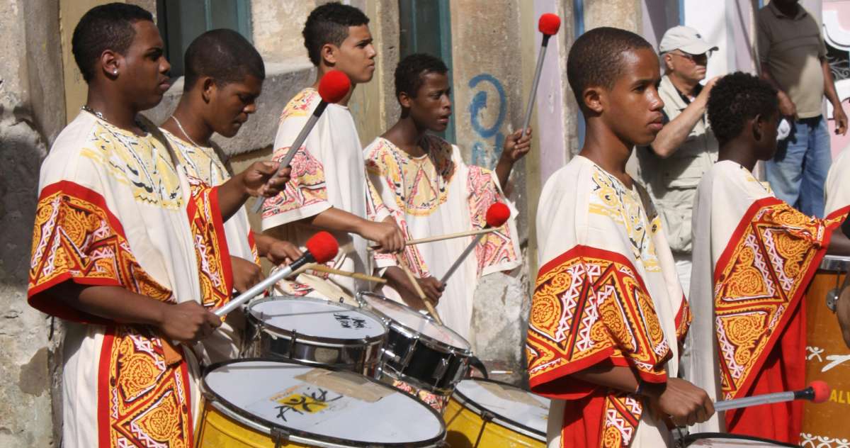 músicos tocando tambores no carnaval de Salvador