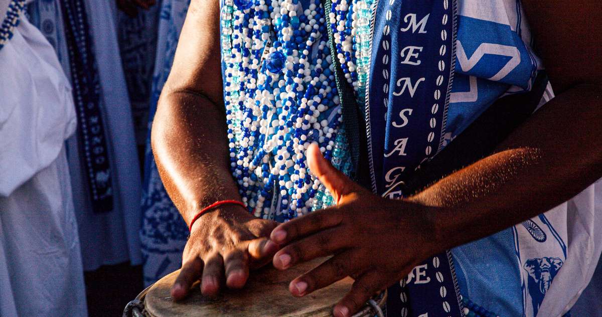 músico tocando tambor